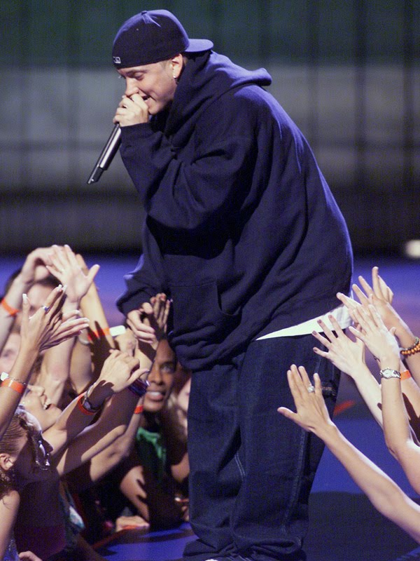 Eminem+performs+My+Name+Is,+Guilty+Conscience,+Nuthin%27+But+a+%27G%27+Thang+with+Dr.+Dre+and+Snoop+Dogg+at+the+1999+VMAs[1].jpg